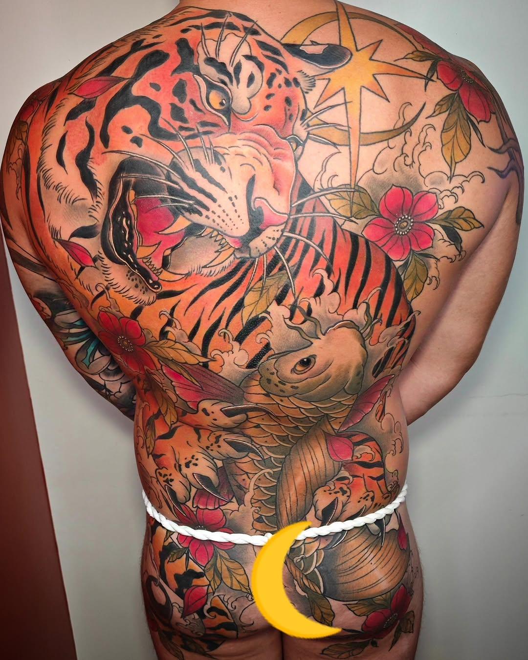 Tatouage Tigre dos complet avec fleurs — guibs.r