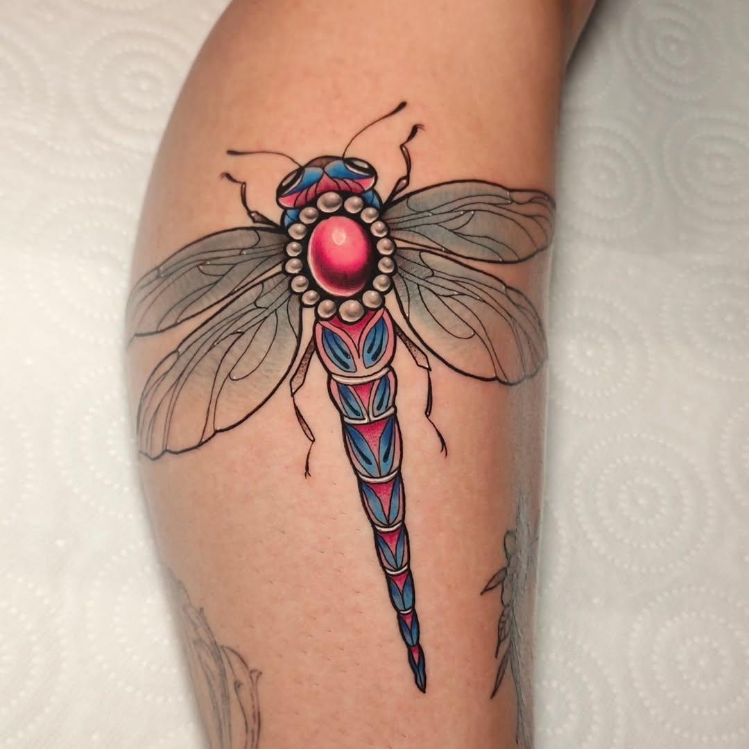 Tatouage Libellule néo-trad — guibs.r