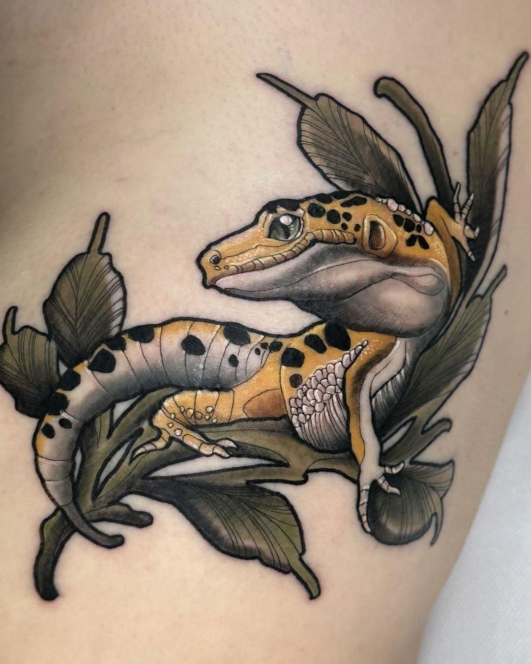 Tatouage Salamandre avec plantes — leeya_tattoo