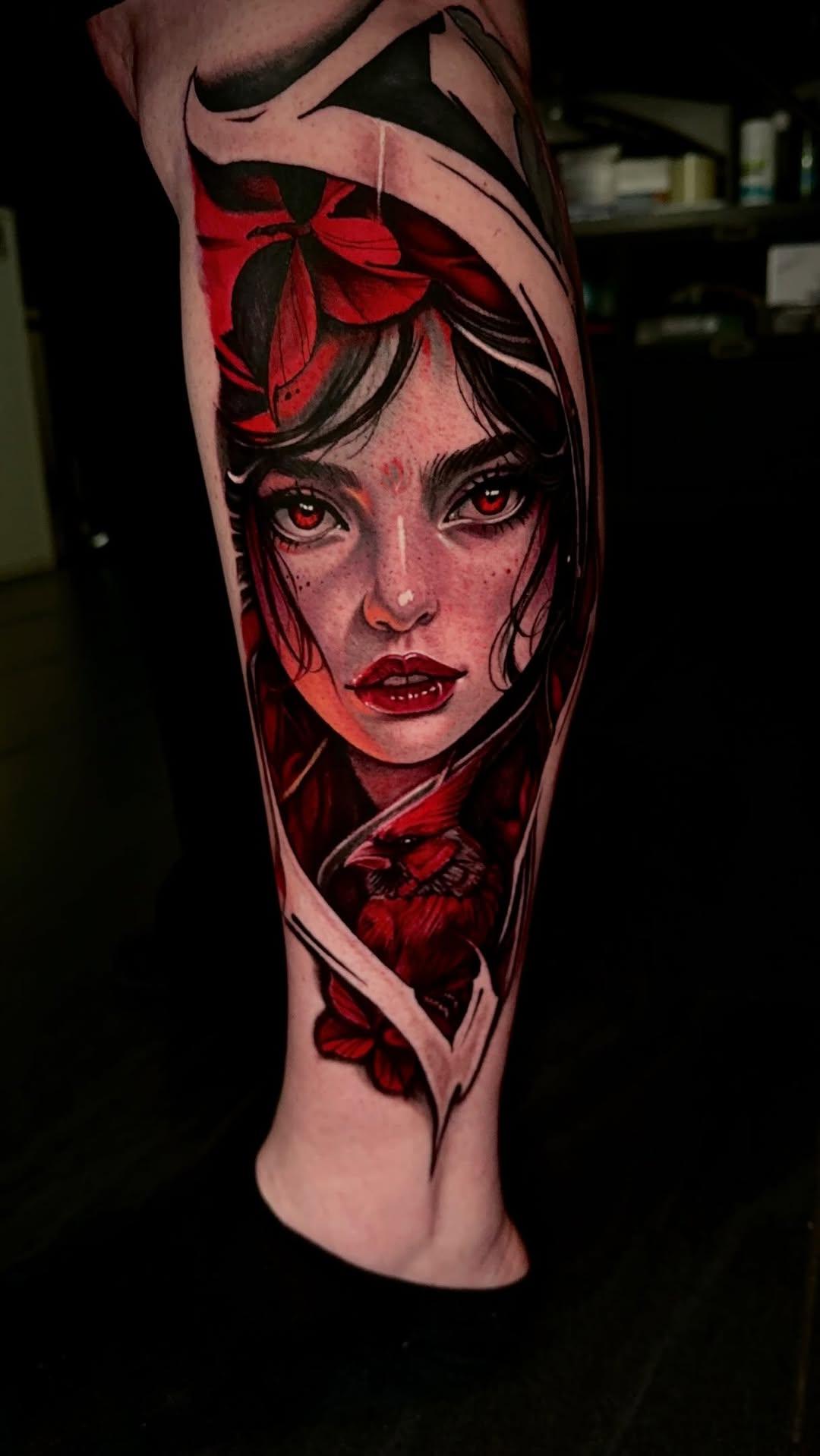 Tatouage Portrait féminin avec fleurs et yeux rouges — balthazars_11