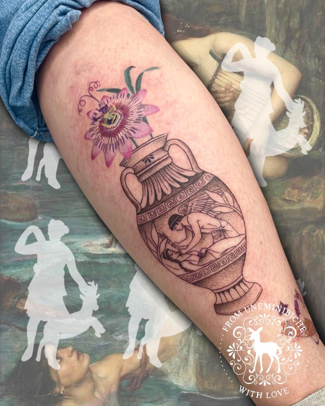 Tatouage Psyché et Éros urne grecque — uneminibiche