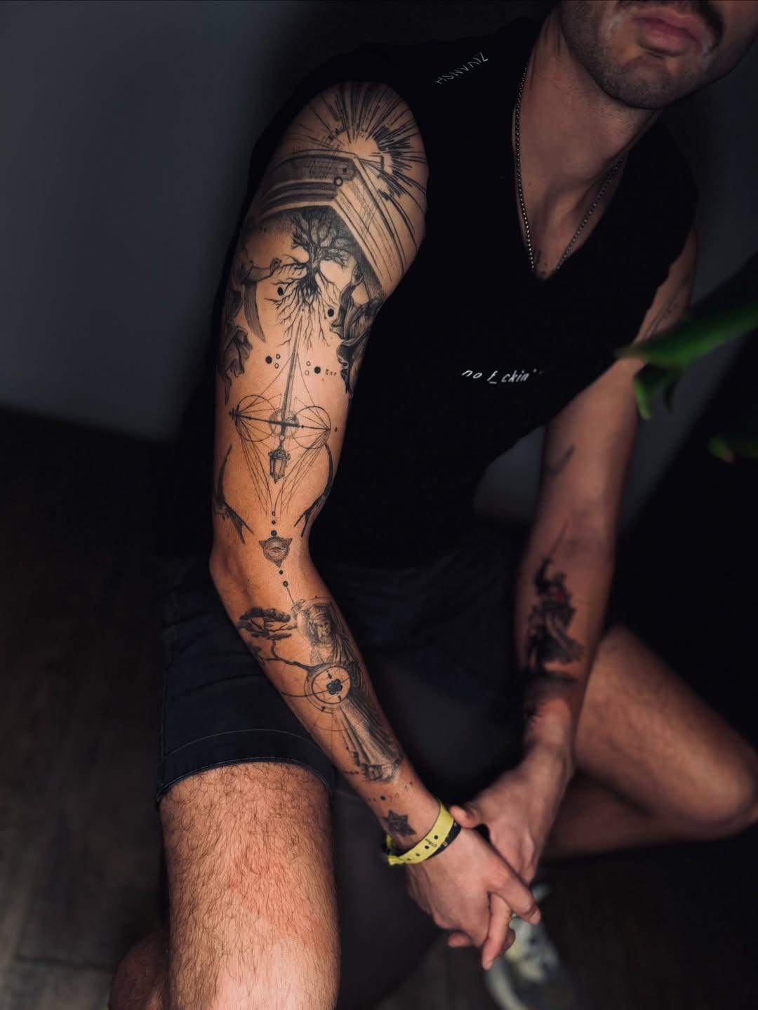 Tatouage bras complet symboles géométriques — mrbasink