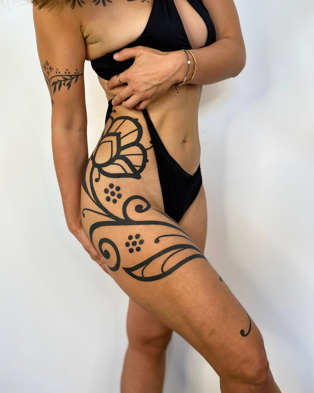 Tatouage Fleur boldline côté — flopi_nard