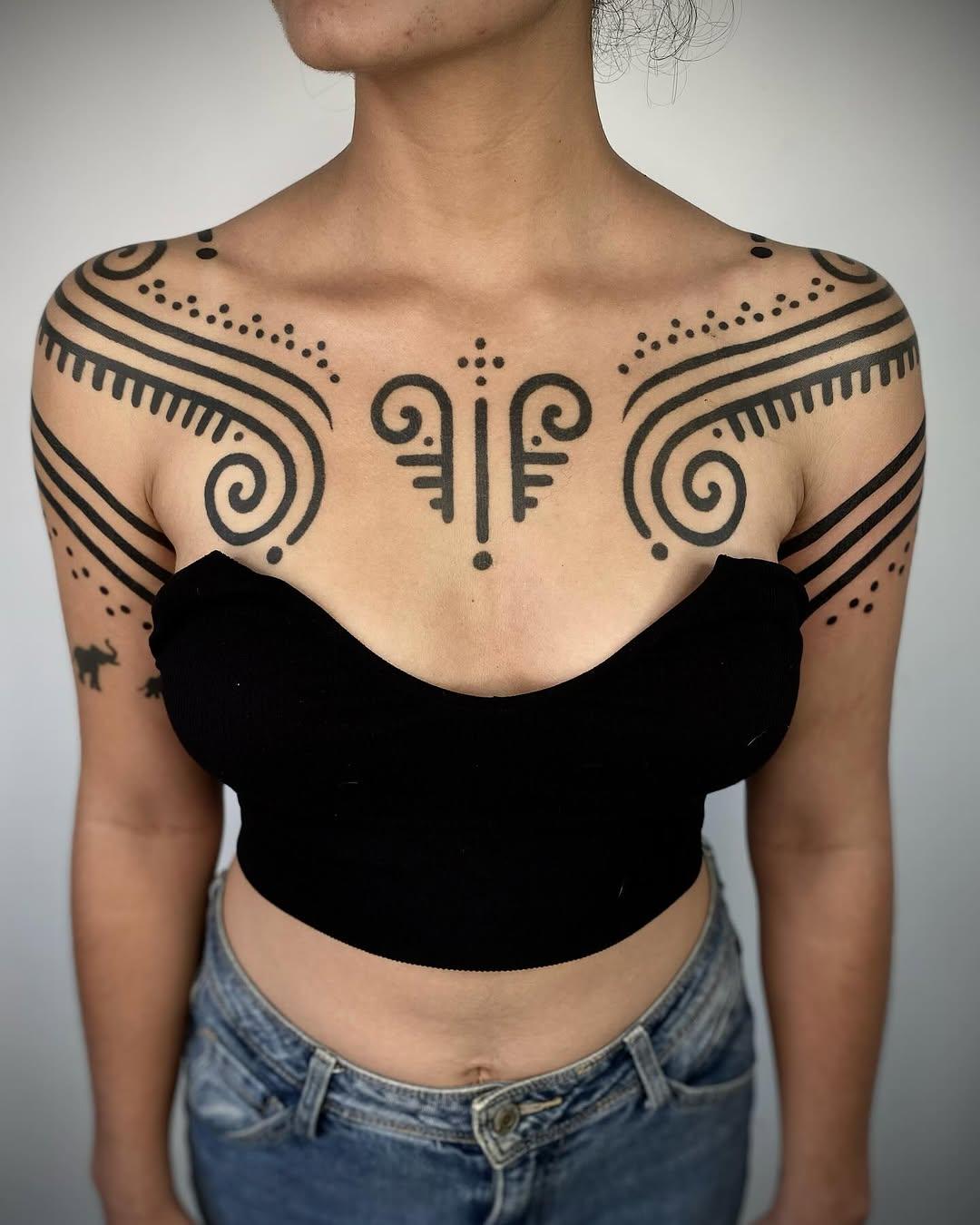 Tatouage Ornement poitrine symétrique — flopi_nard