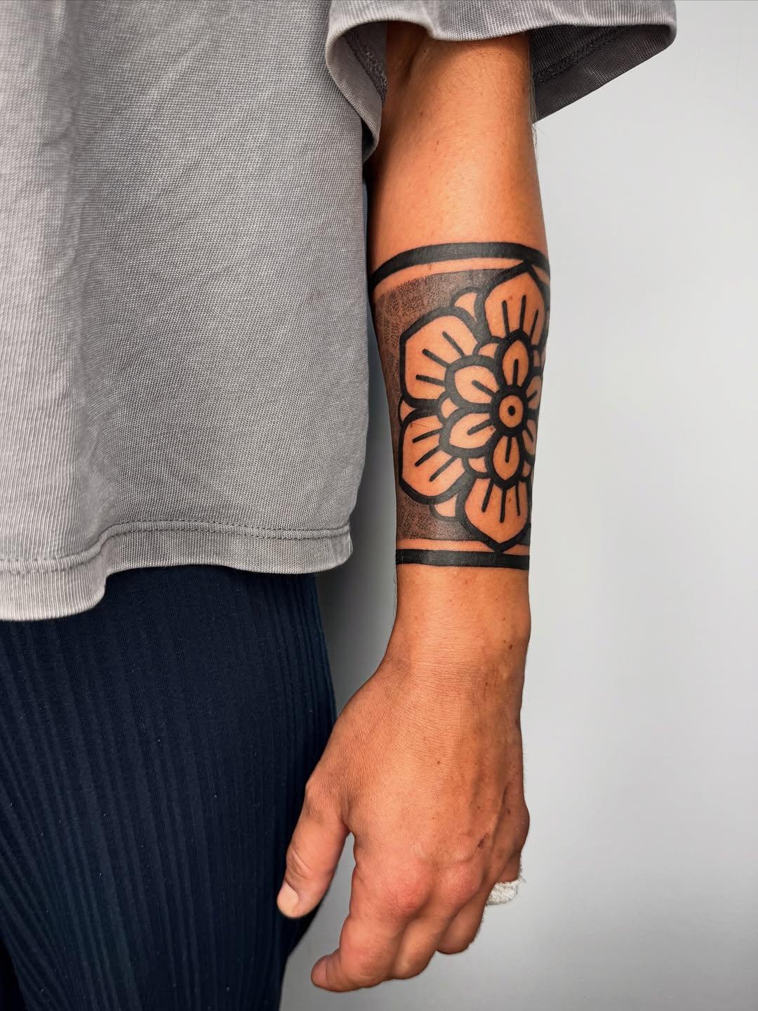 Tatouage Mandala hanche ornemental — flopi_nard