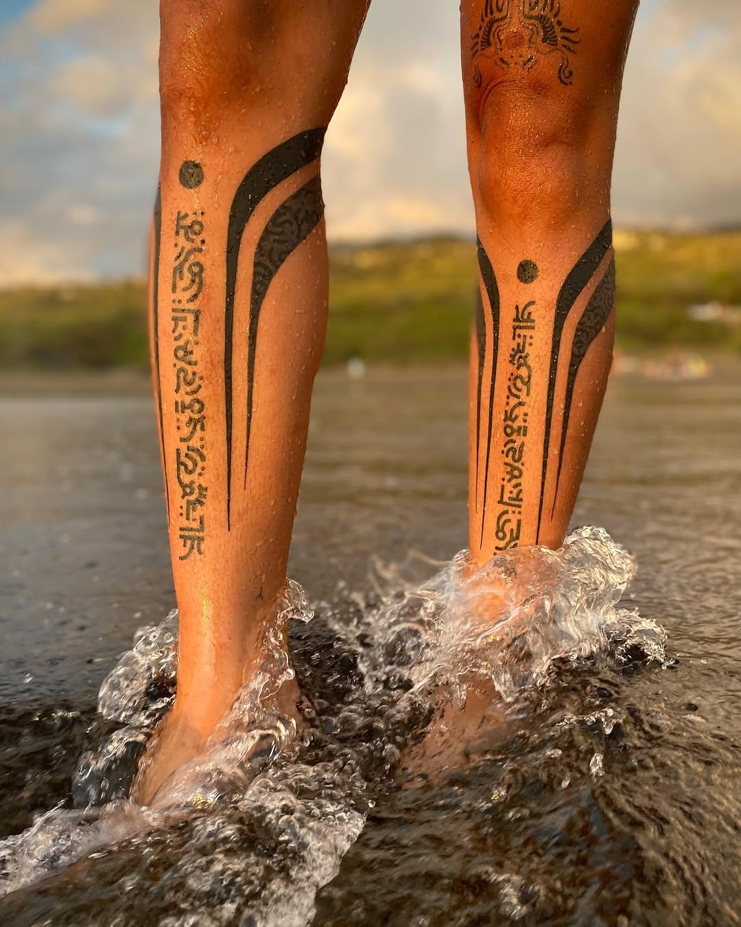 Tatouage Jambes texte et motifs — flopi_nard