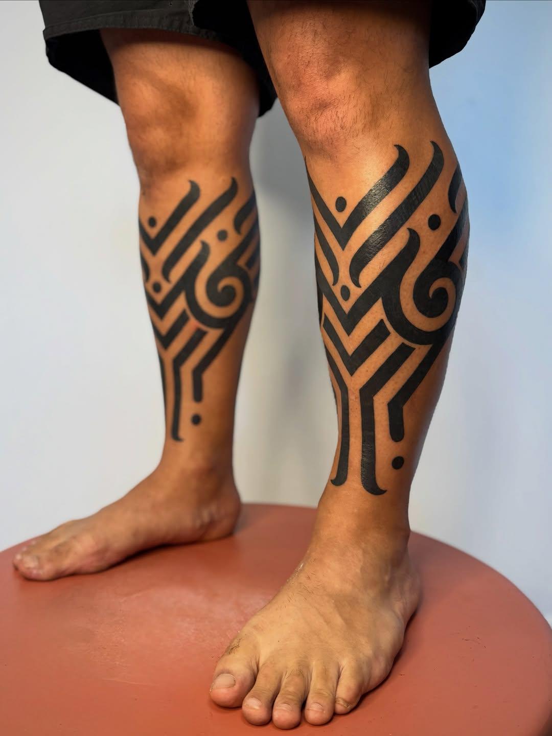 Tatouage Motifs géométriques jambes — flopi_nard