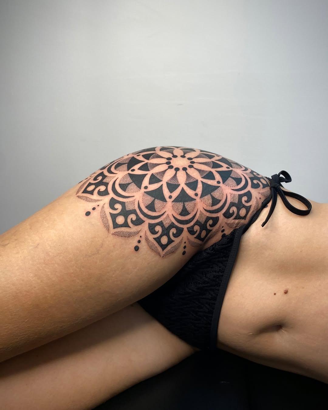 Tatouage Mandala dotwork avant-bras — flopi_nard