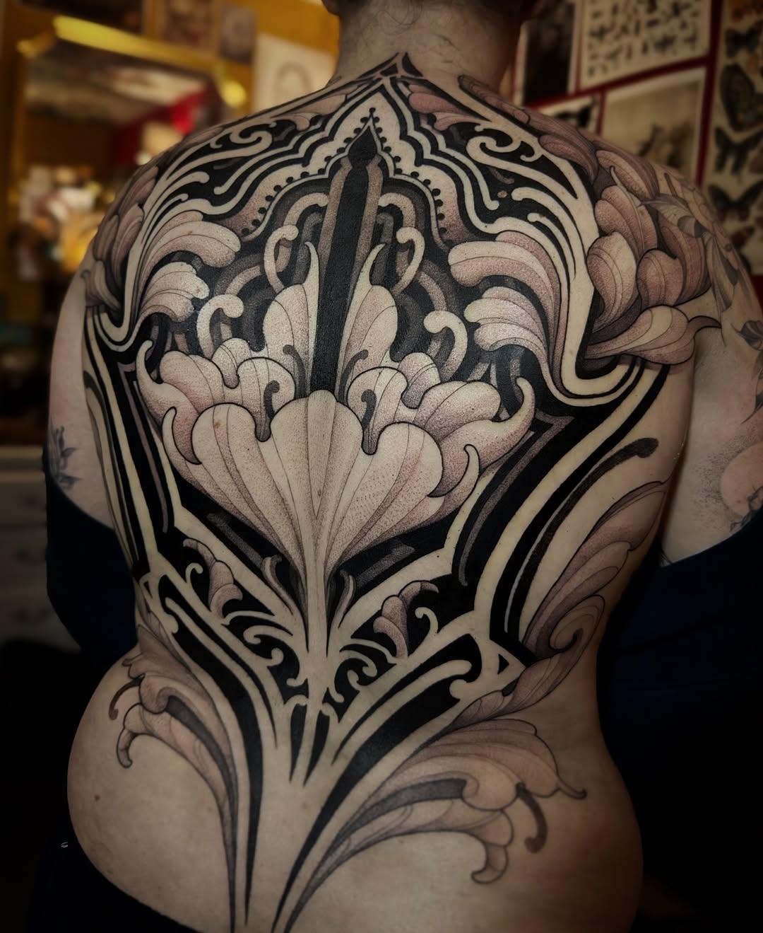 Tatouage ornemental floral dos complet — fabbio.tattoo