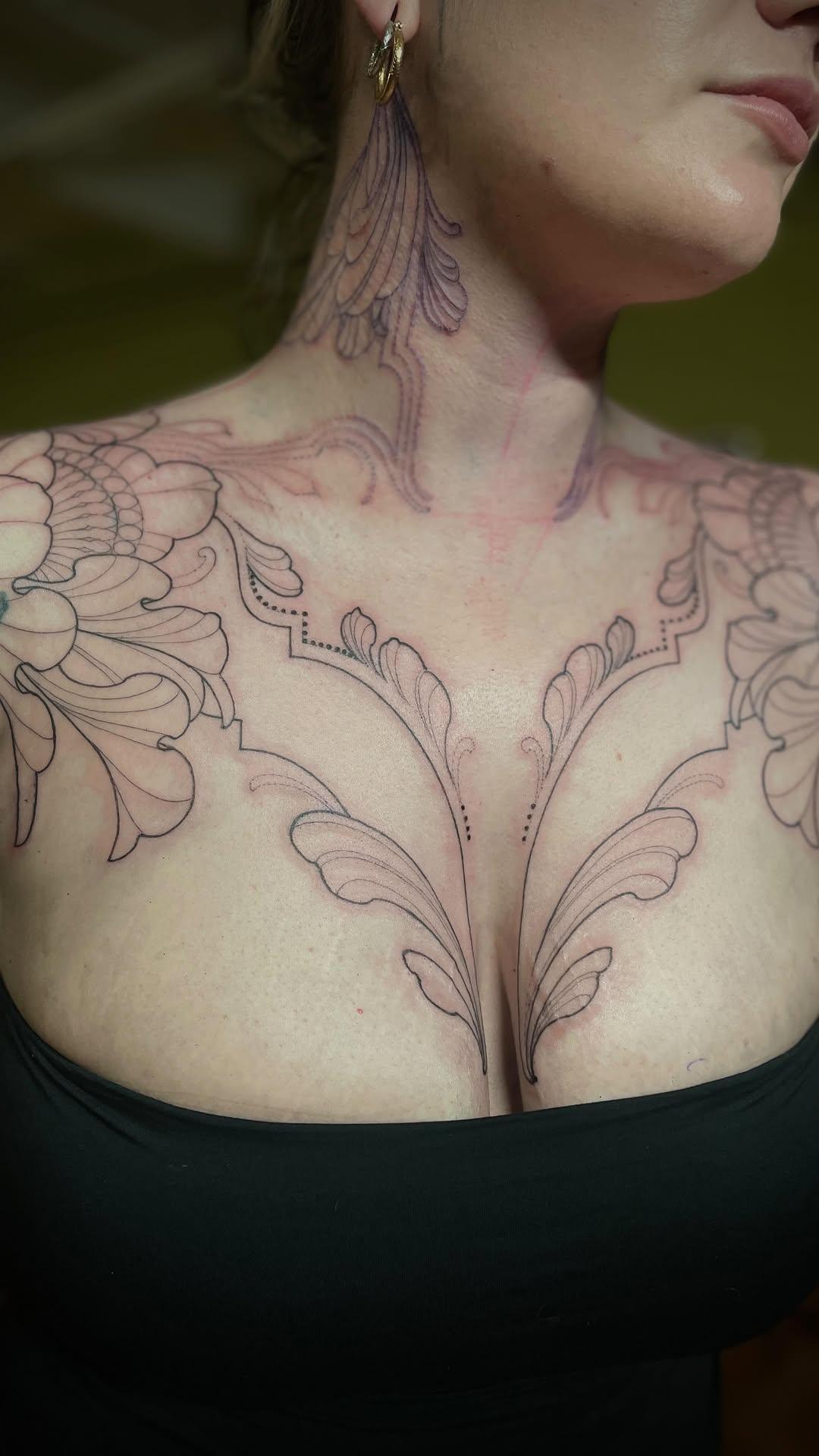 Tatouage ornemental floral cou poitrine — fabbio.tattoo