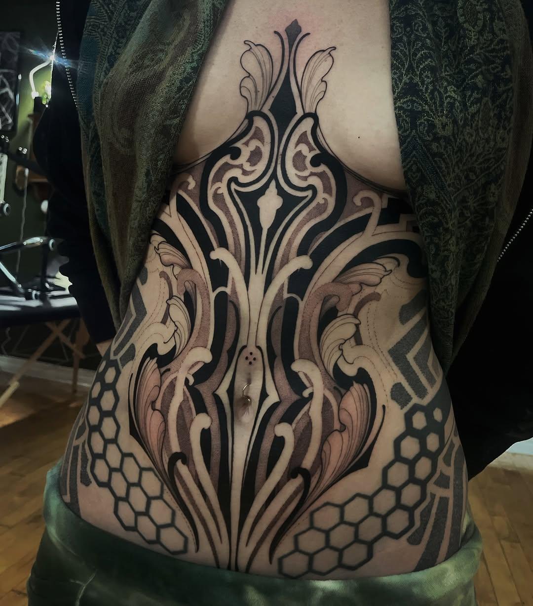 Tatouage ornemental dotwork poitrine — fabbio.tattoo