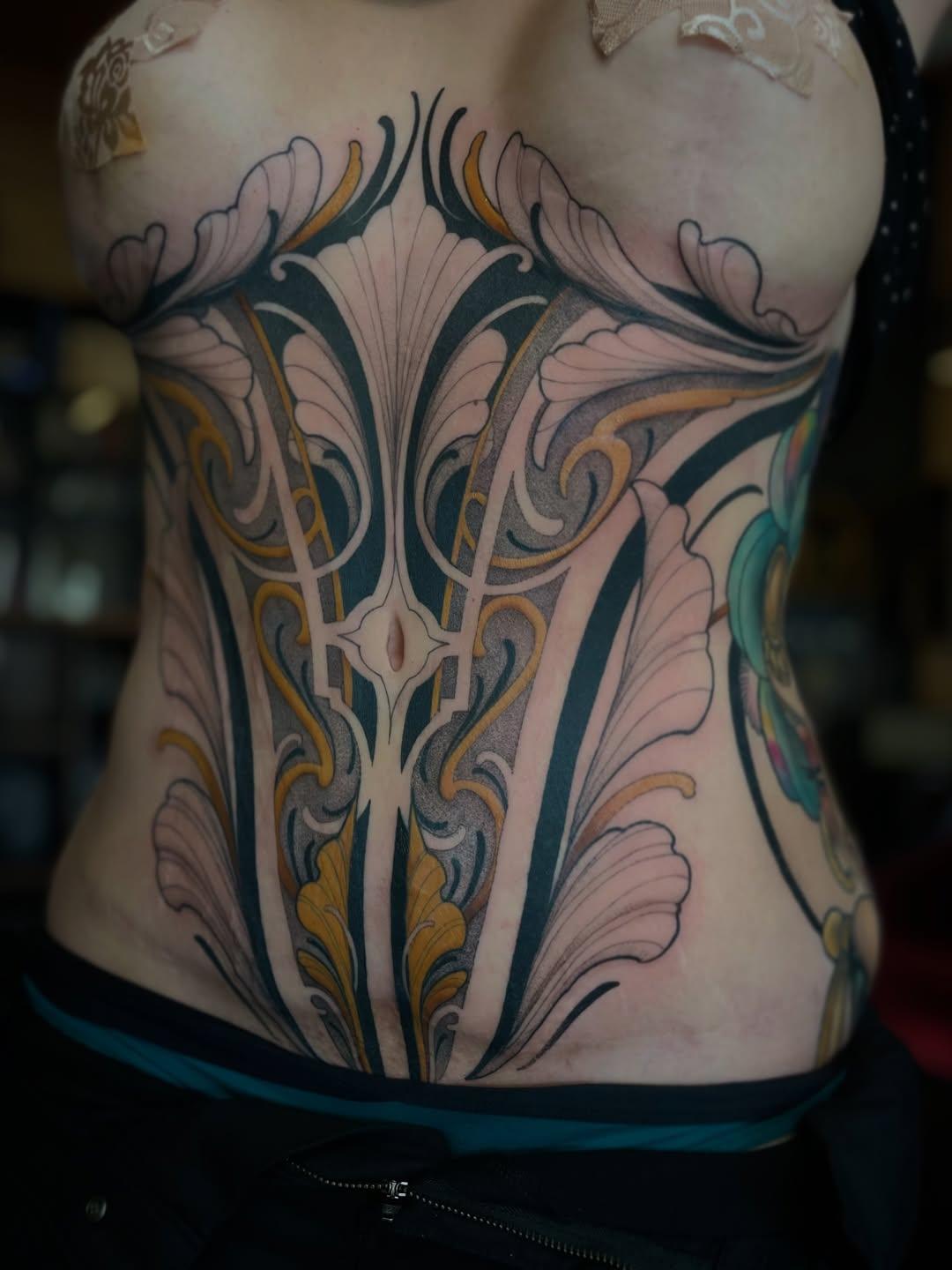 Tatouage ornemental floral abdomen — fabbio.tattoo