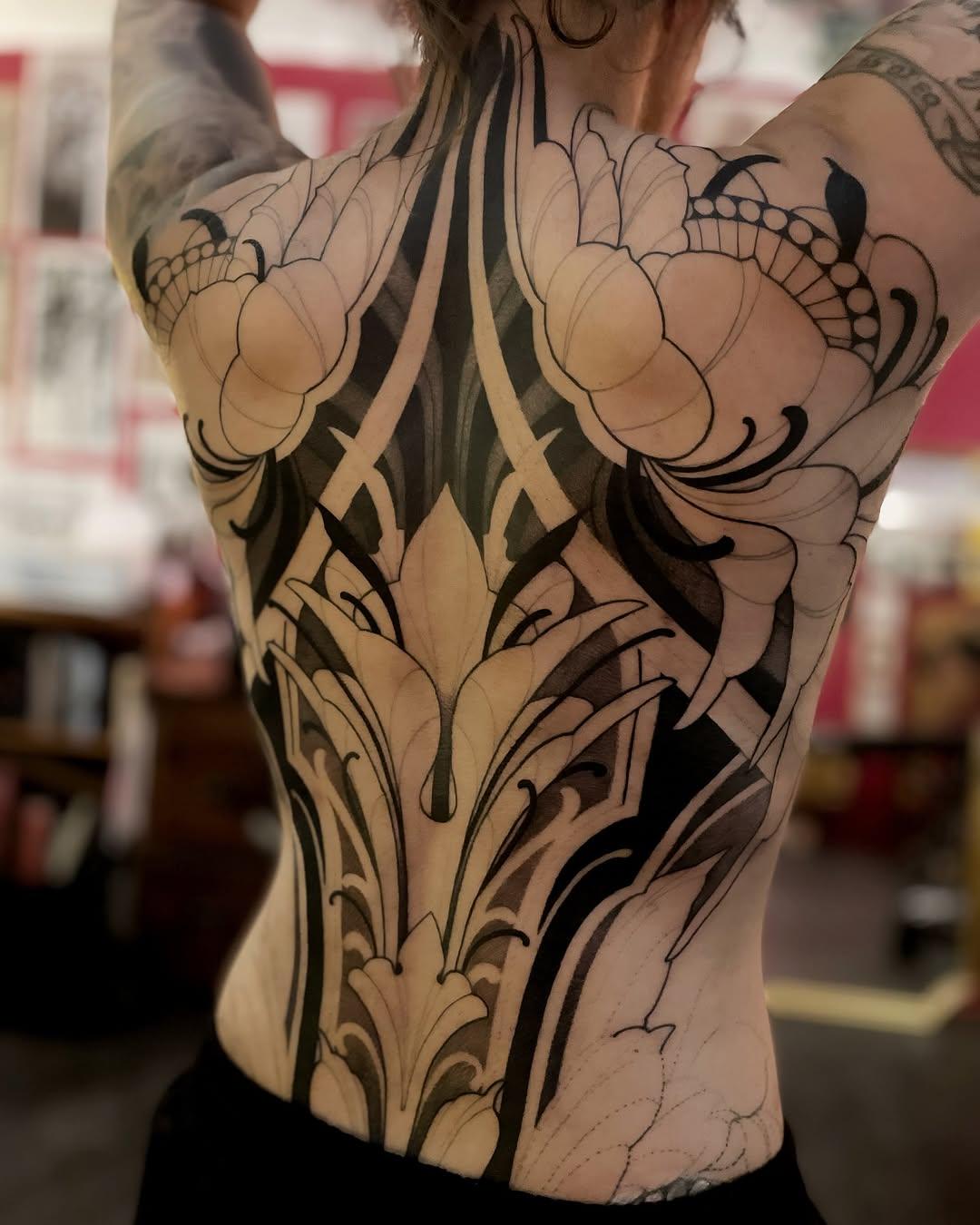 Tatouage ornemental floral dos complet — fabbio.tattoo