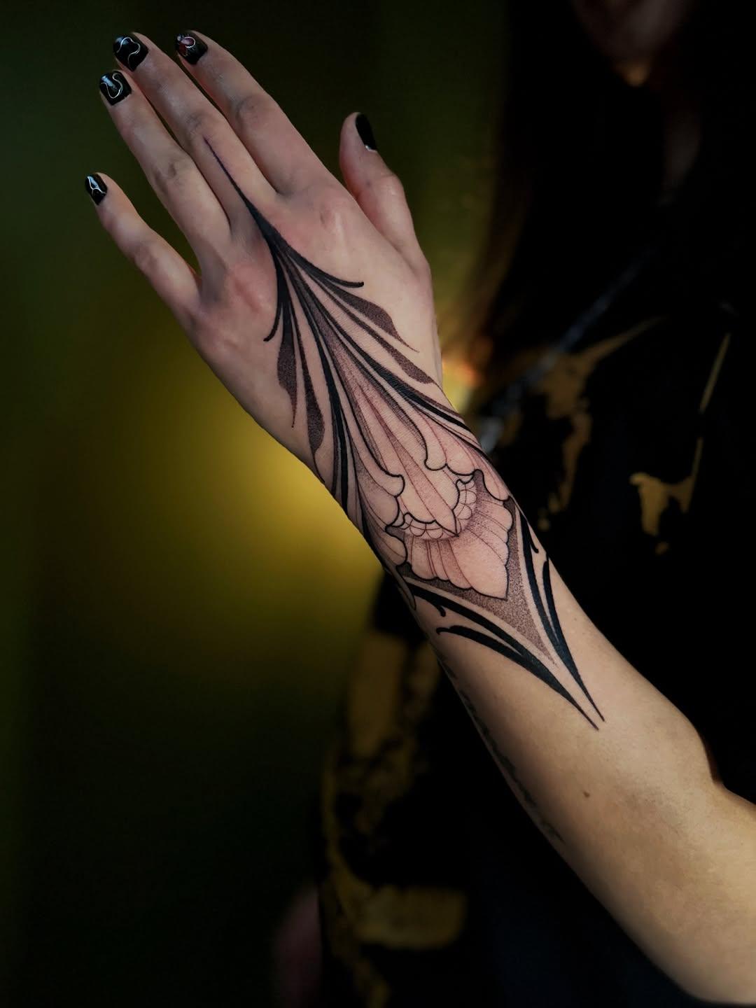 Tatouage ornemental floral ailes avant-bras — fabbio.tattoo