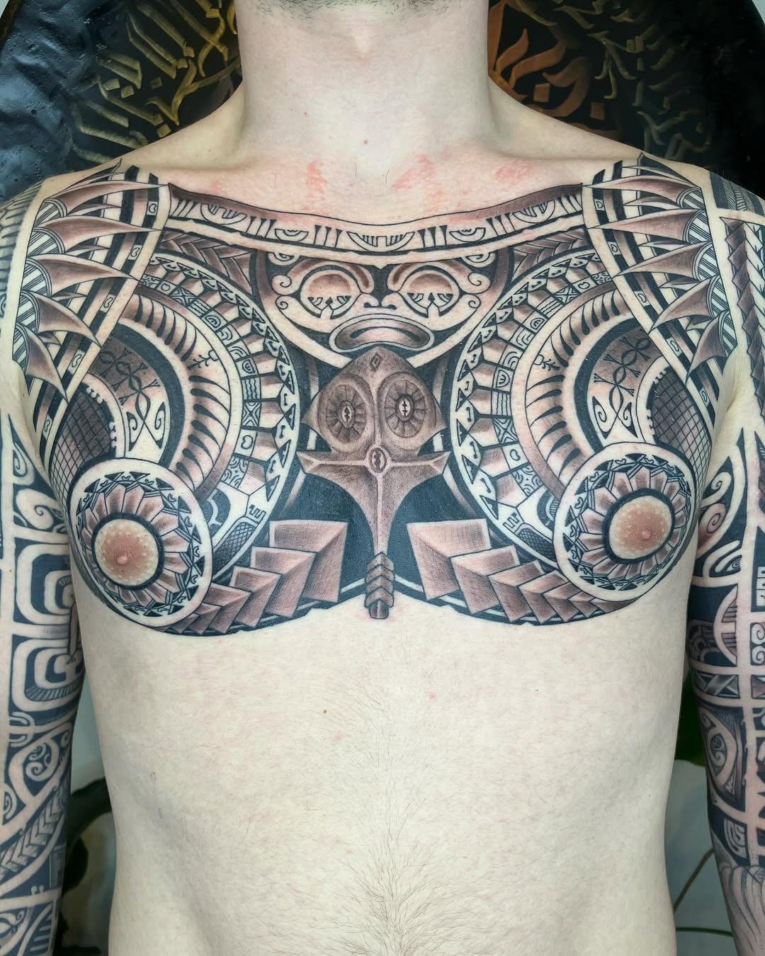Tatouage tatouage tribal ornementé poitrine — jerome_titeca_tattoo