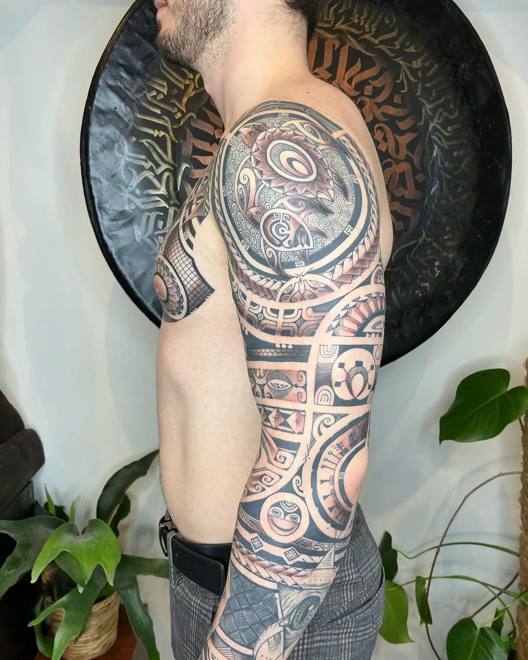 Tatouage tatouage tribal géométrique bras couleur — jerome_titeca_tattoo