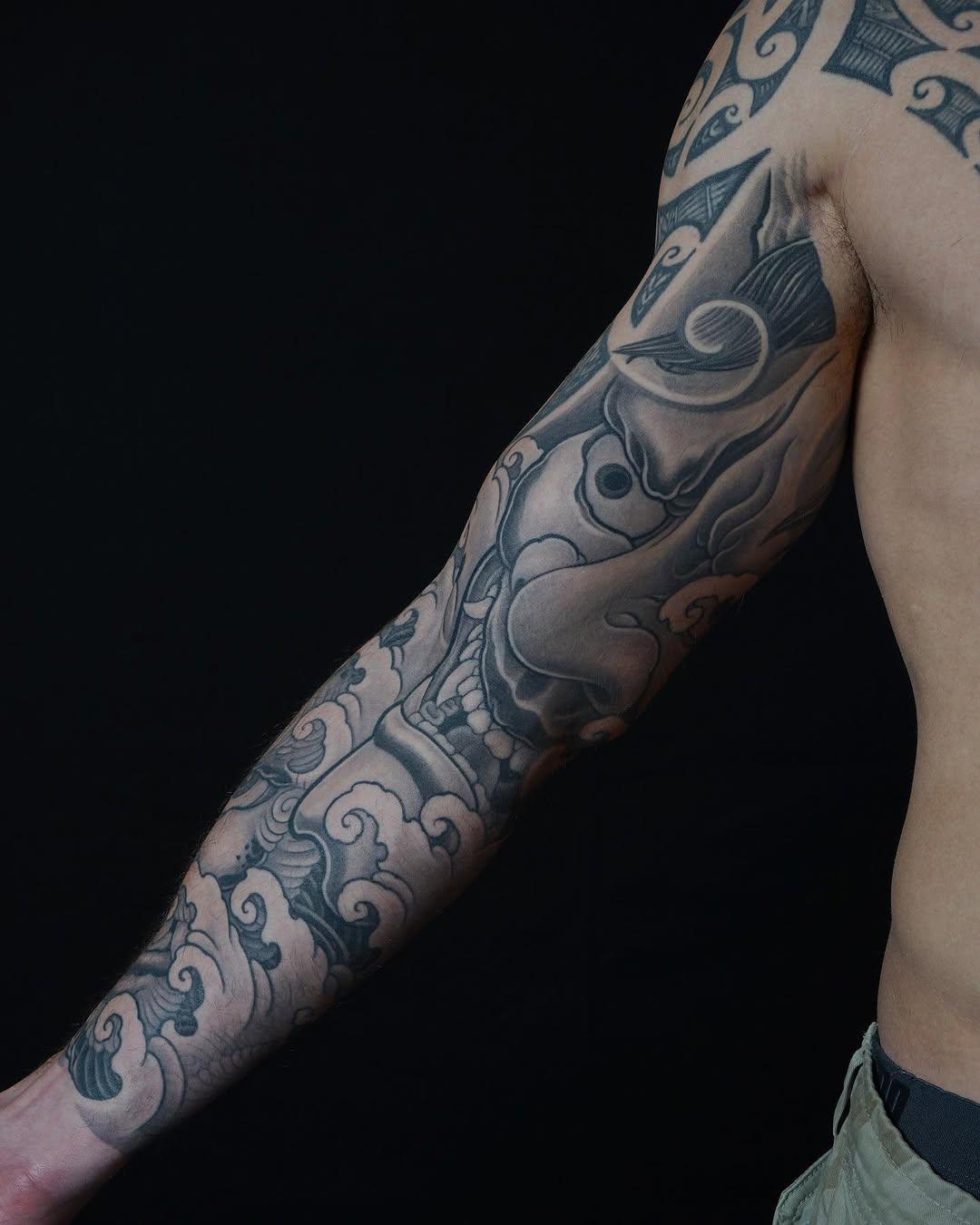 Tatouage Demon masks et scrollwork — python.tattoo