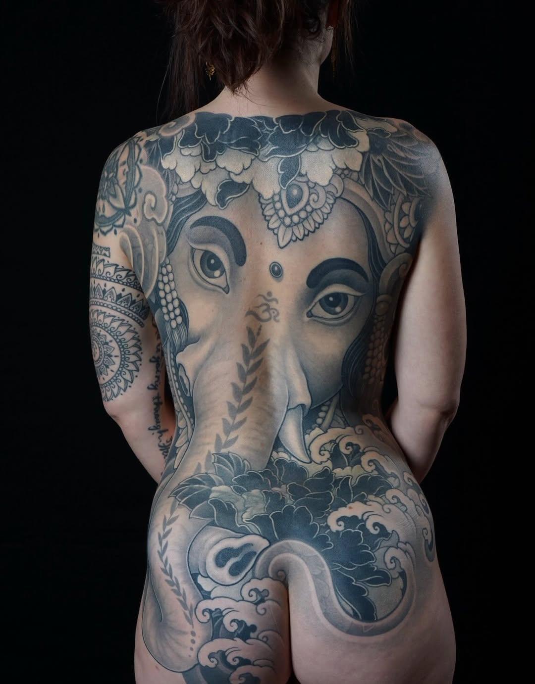 Tatouage Elephant et ornements — python.tattoo