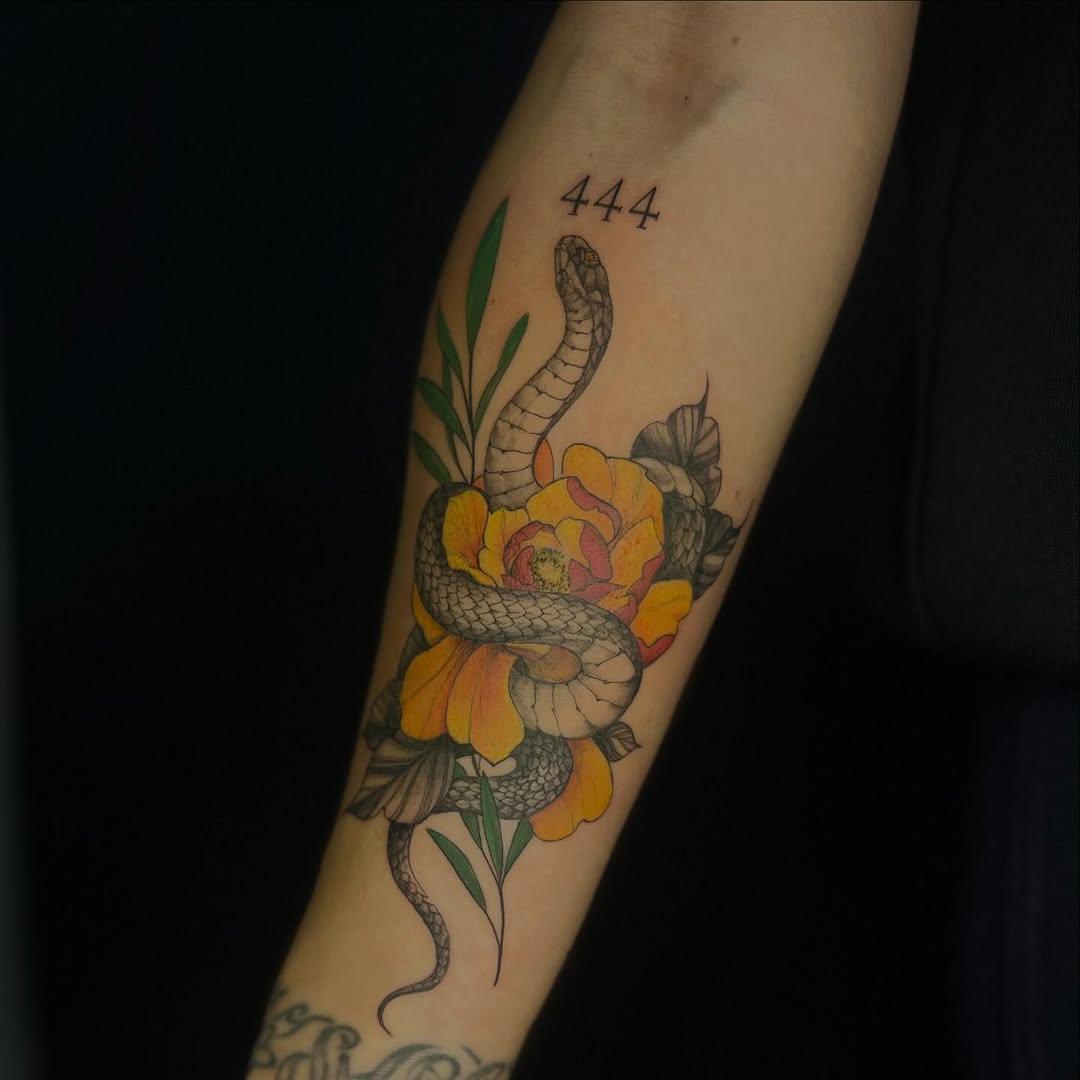 Tatouage serpent et fleurs en couleur — audrey_yerdua13