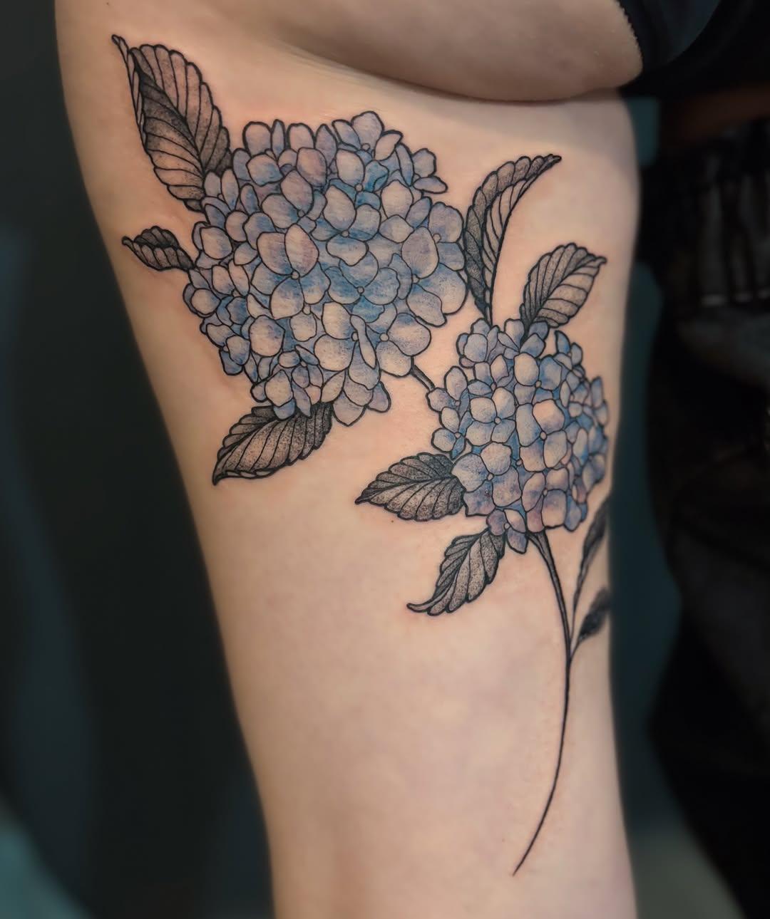 Tatouage hortensias floral — nemotattooo