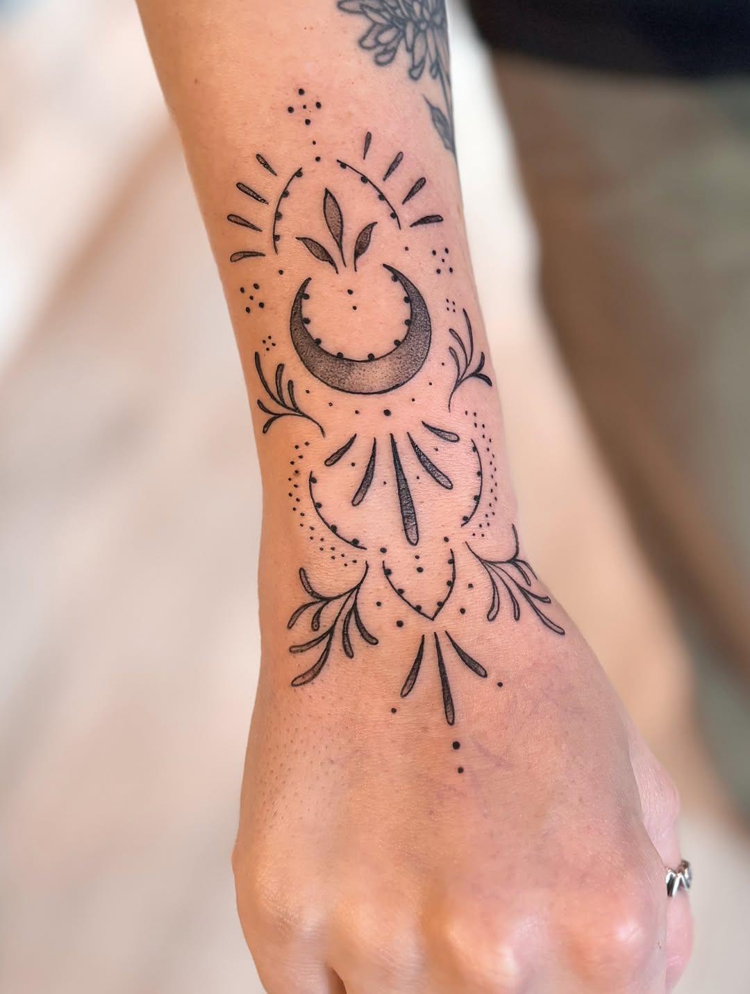 Tatouage floral ornemental — nemotattooo