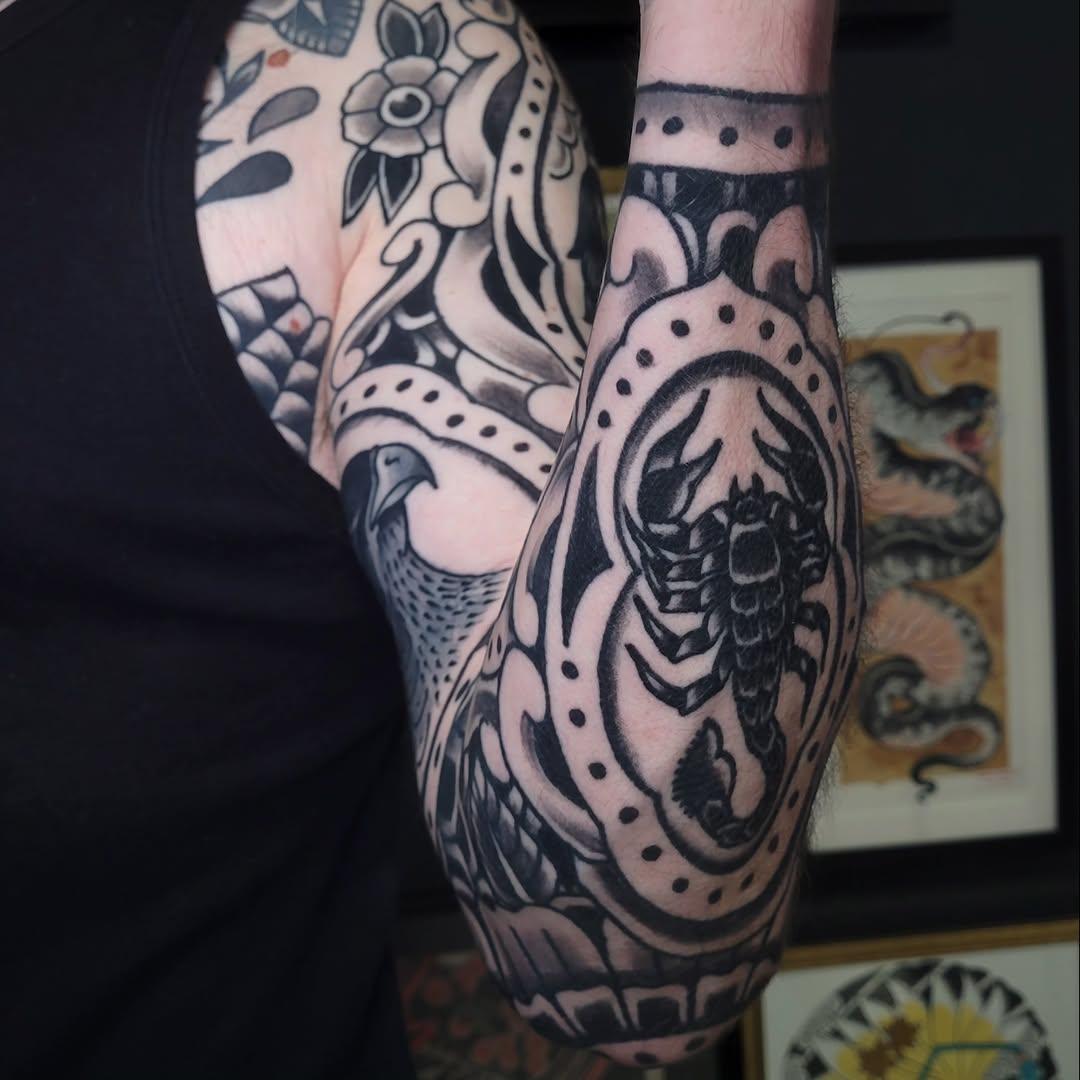 Tatouage Manche rénovée scorpion et motifs — ghis_melou_tattooer