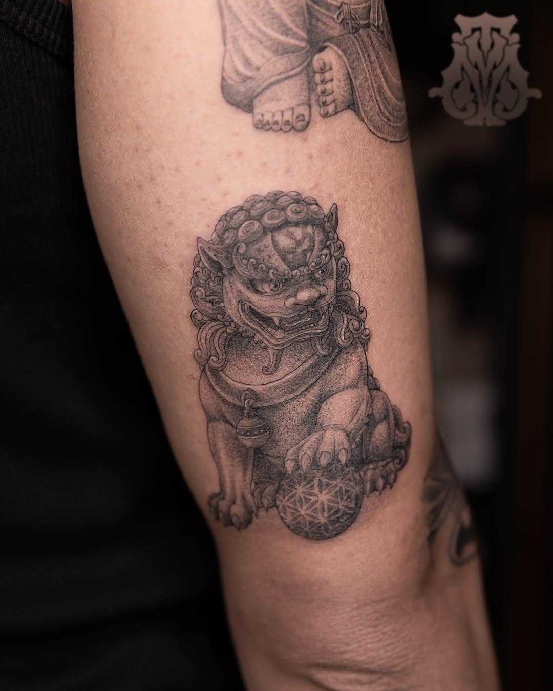 Tatouage chien de Fô fudog blackandgrey — marvelousmarvintattoo