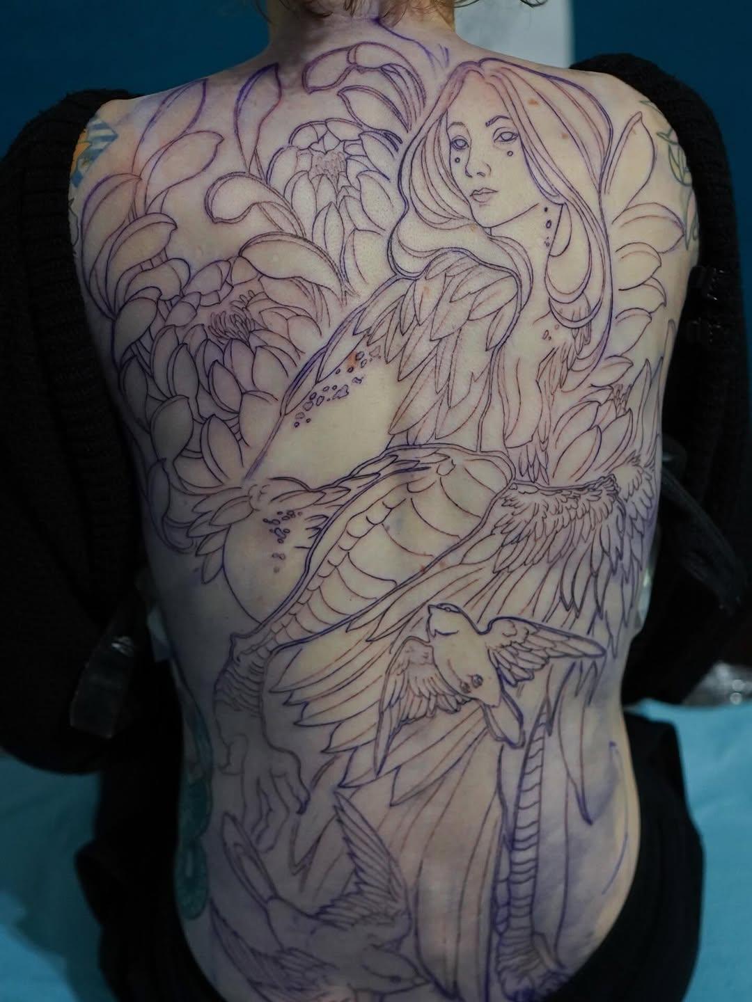 Tatouage harpie et chrysanthèmes — annanebula.tattoo