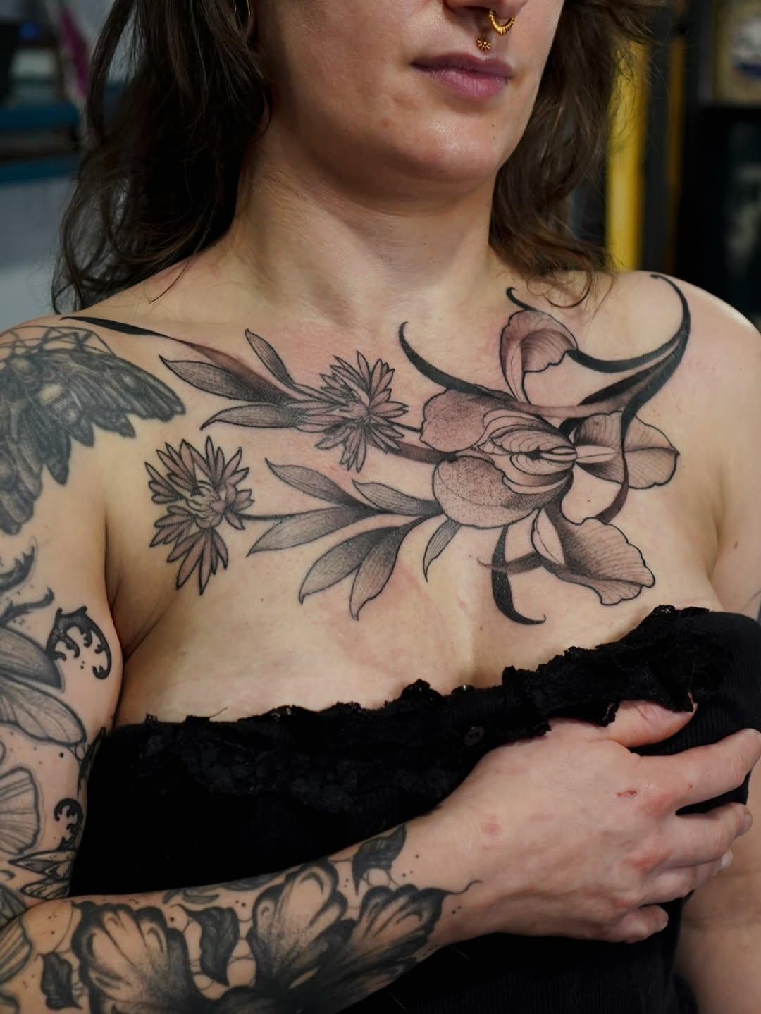 Tatouage ornemental floral iris et bleuet — annanebula.tattoo
