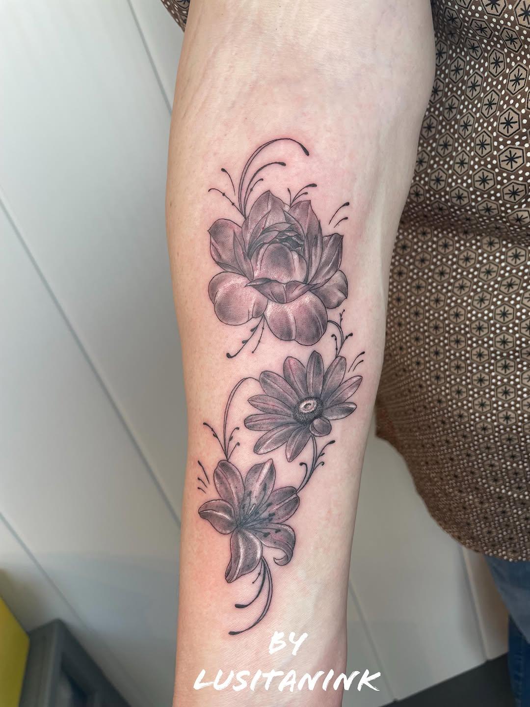 Tatouage composition florale — lusitanink