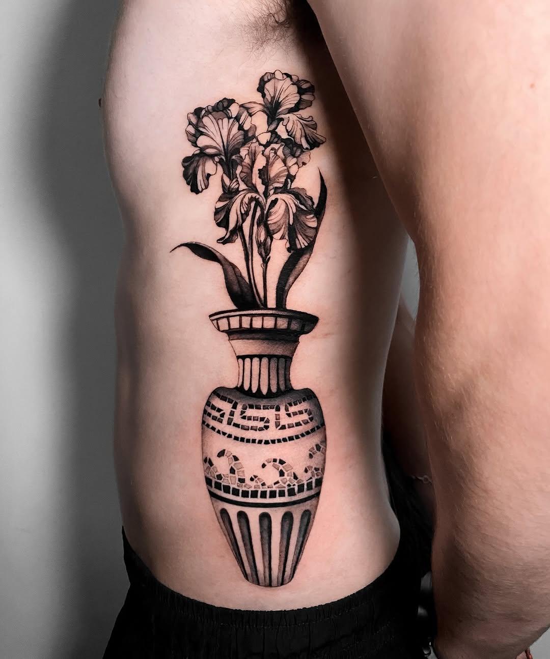 Tatouage iris et vase en mosaïque fineline — mgstattoo