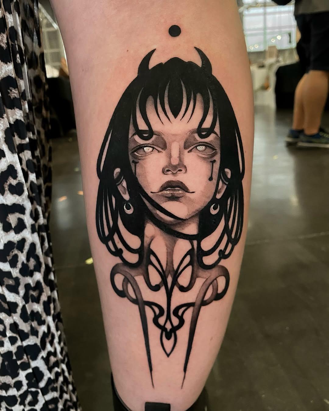 Tatouage flash blackwork dame aux cheveux noirs — mgstattoo