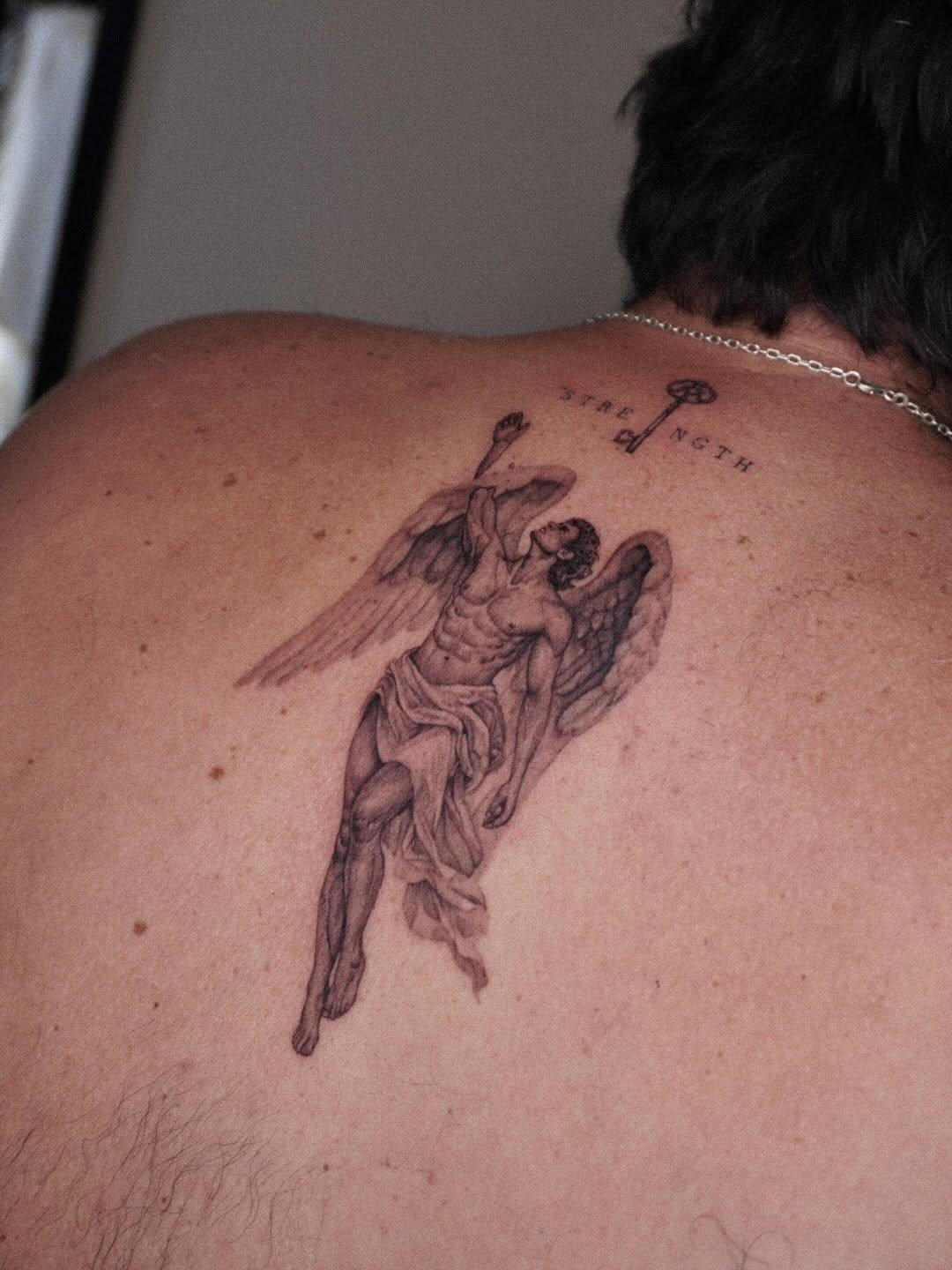 Tatouage ange Strength micro réalisme — iam.petale