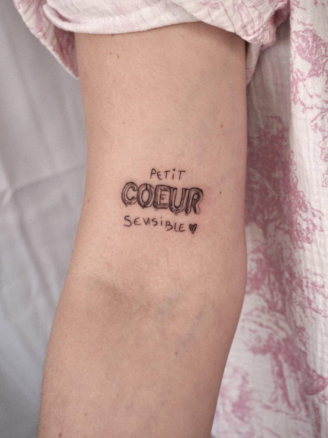 Tatouage lettrage petit coeur sensible — iam.petale