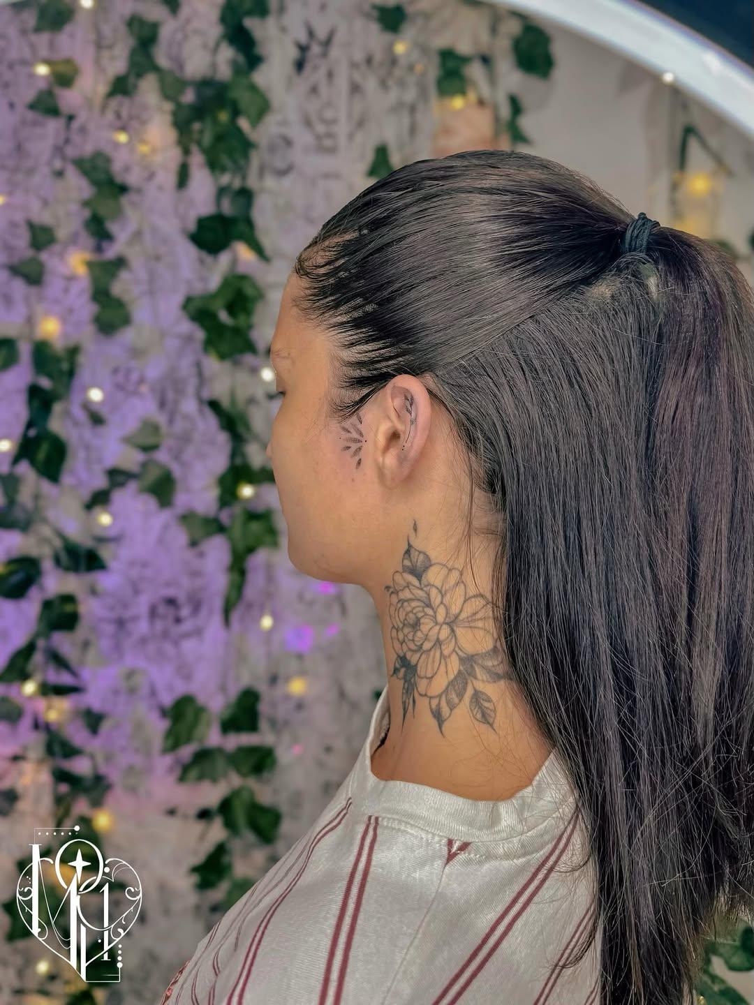 Tatouage Fleur cou/nuque — mochi.ttt