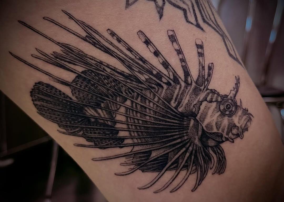 Tatouage Poisson rascasse noir gris épaule — maharjan.manish