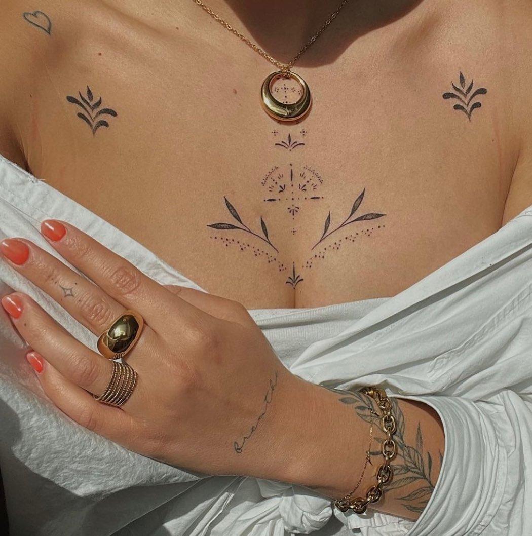 Tatouage Motifs géométriques botaniques décolletage — maharjan.manish