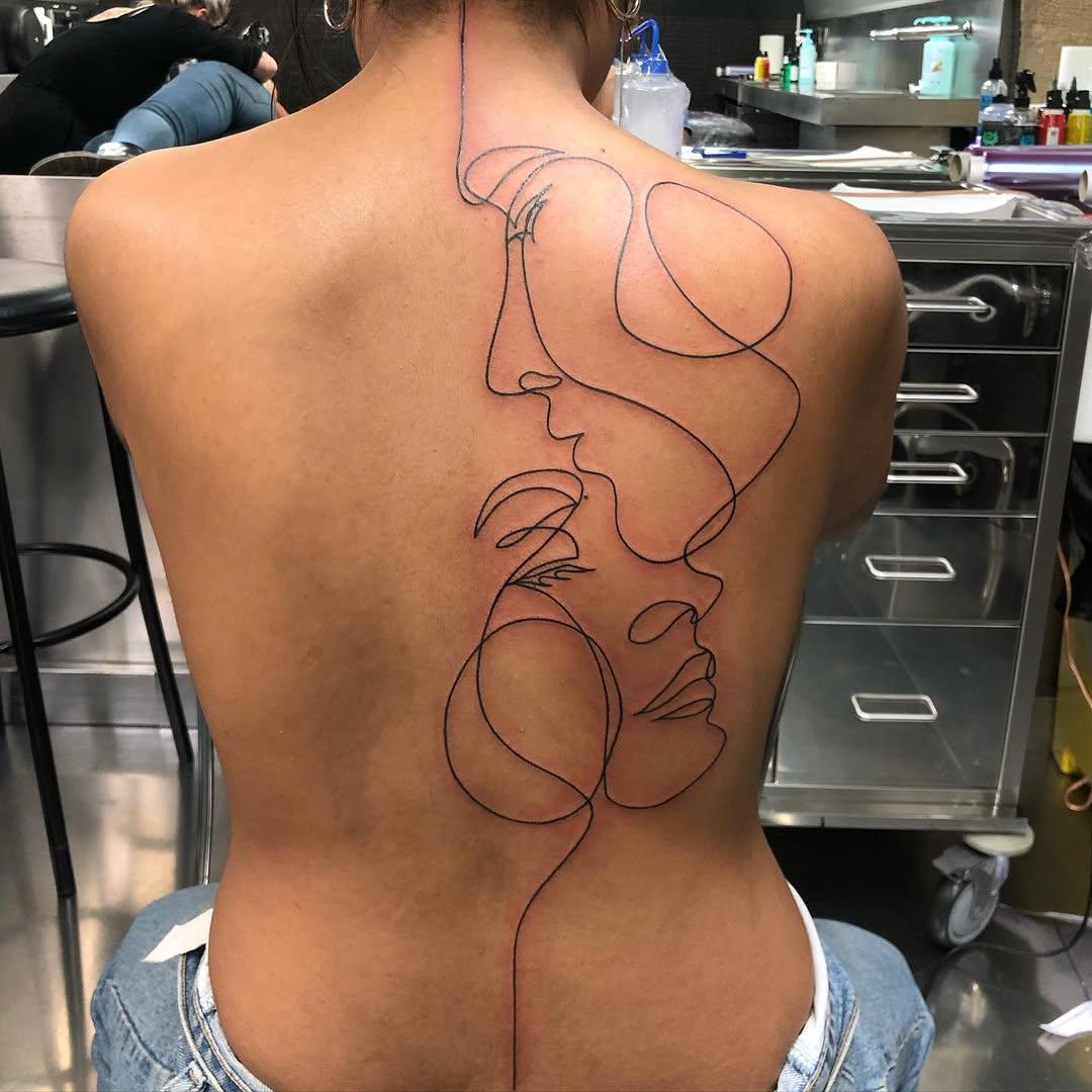 Tatouage Visages minimalistes ligne continue dos — maharjan.manish