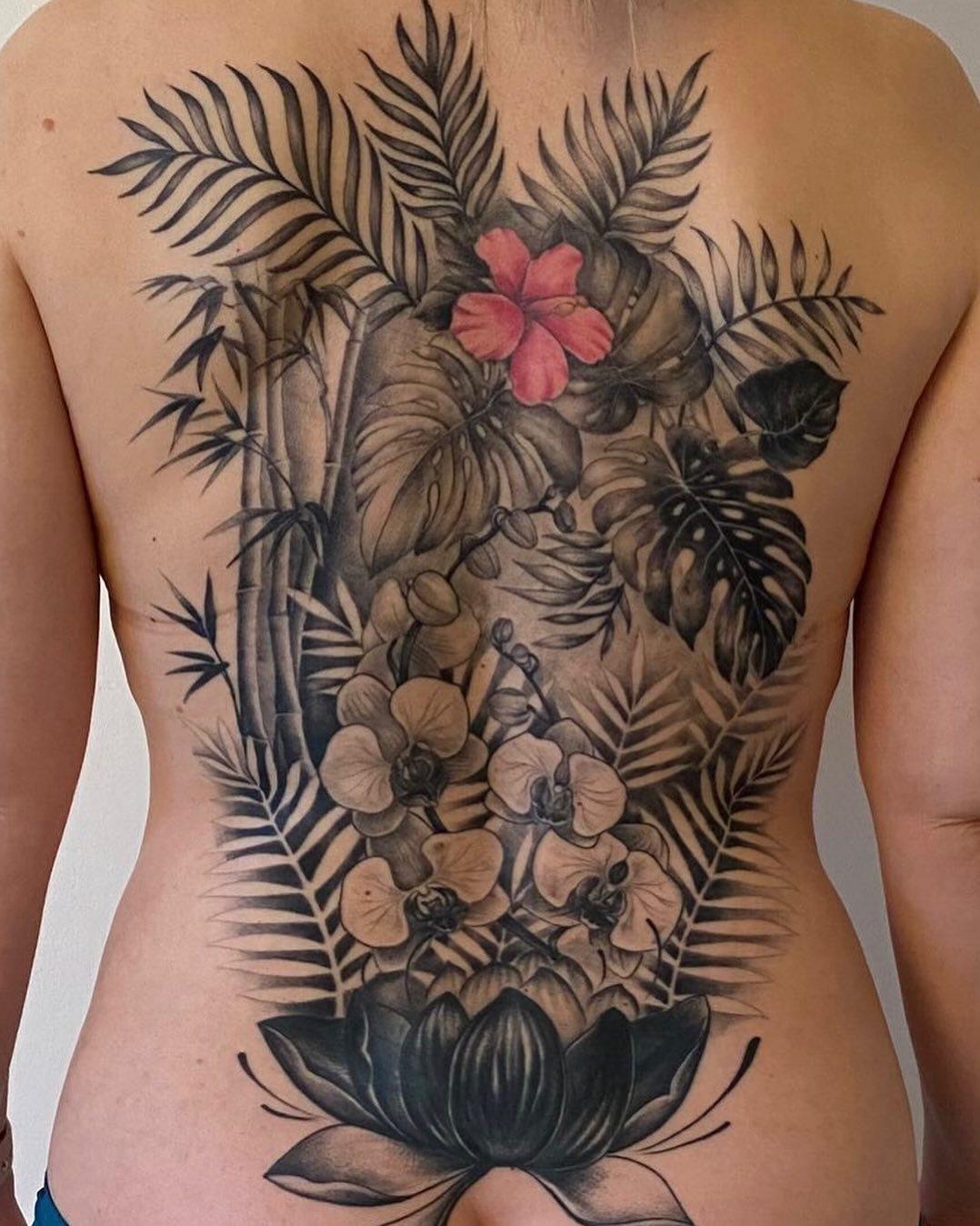 Tatouage Fleurs botaniques tropical dos complet — maharjan.manish