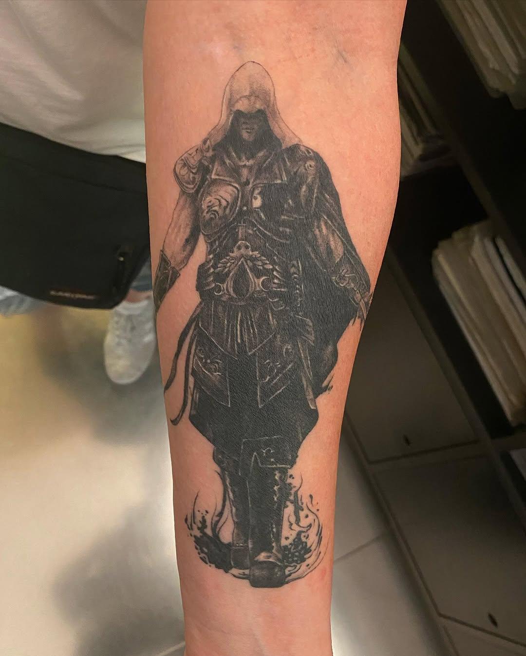 Tatouage Assassin Creed noir gris mollet — maharjan.manish