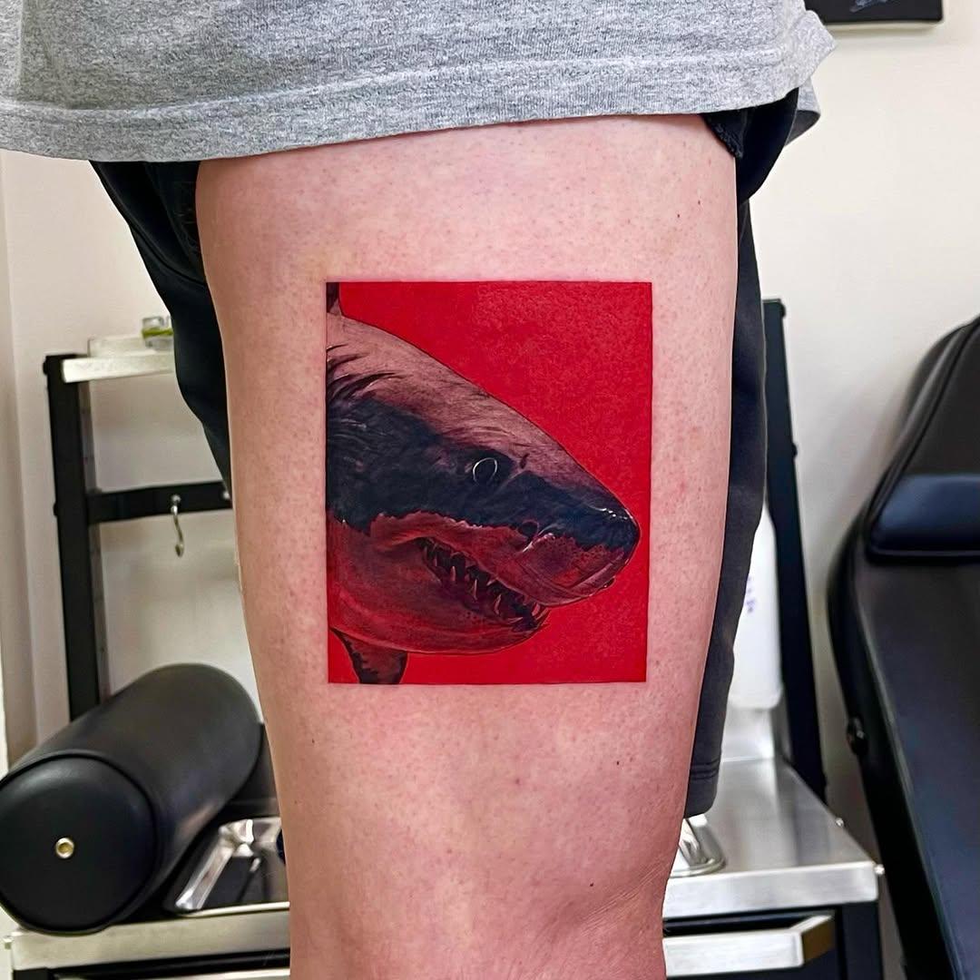 Tatouage requin grand blanc cuisse — xiebin1985simon
