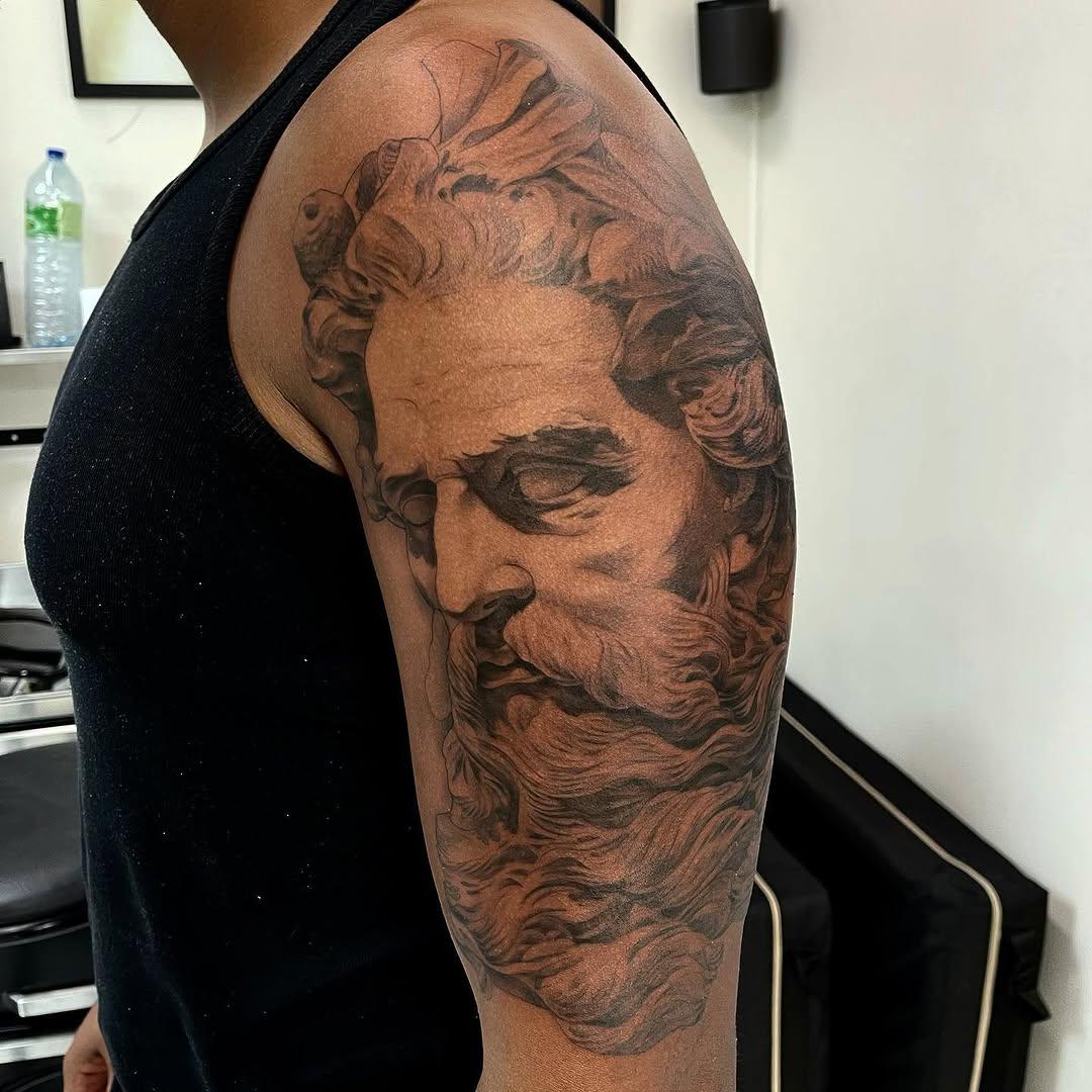 Tatouage portrait classique épaule — xiebin1985simon