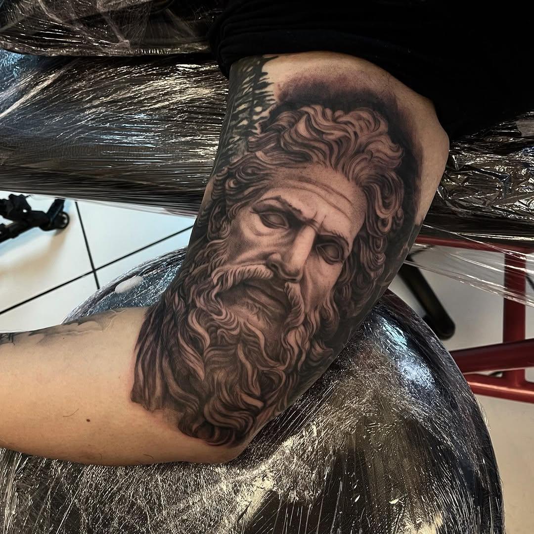 Tatouage portrait barbu épaule — xiebin1985simon