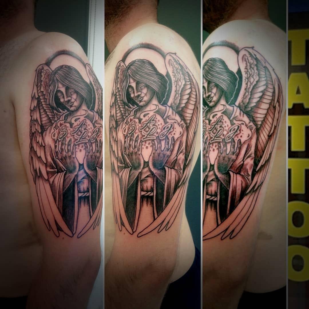 Tatouage Ange avec lettrage — nico_niro_