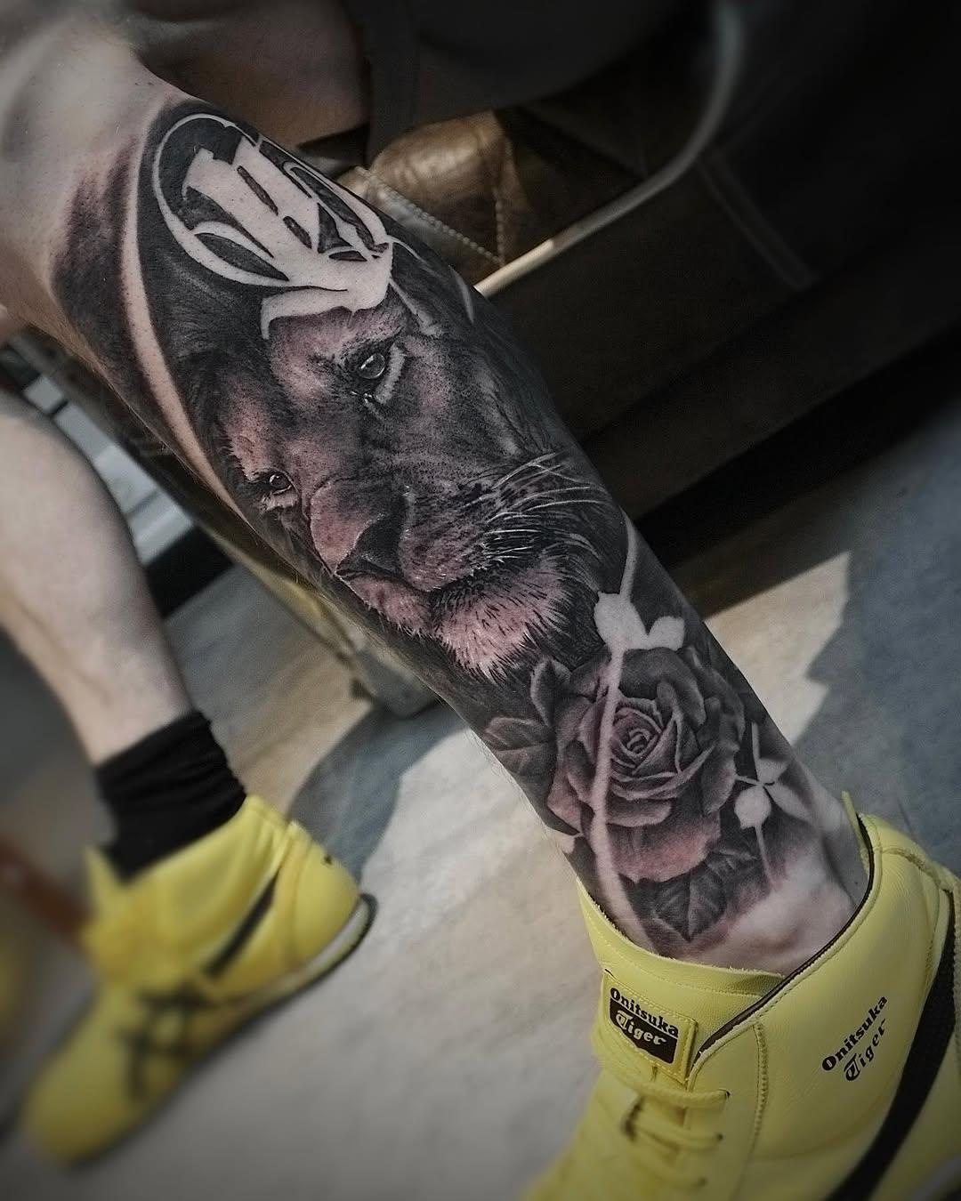 Tatouage Lion noir et gris — anser_tattoo