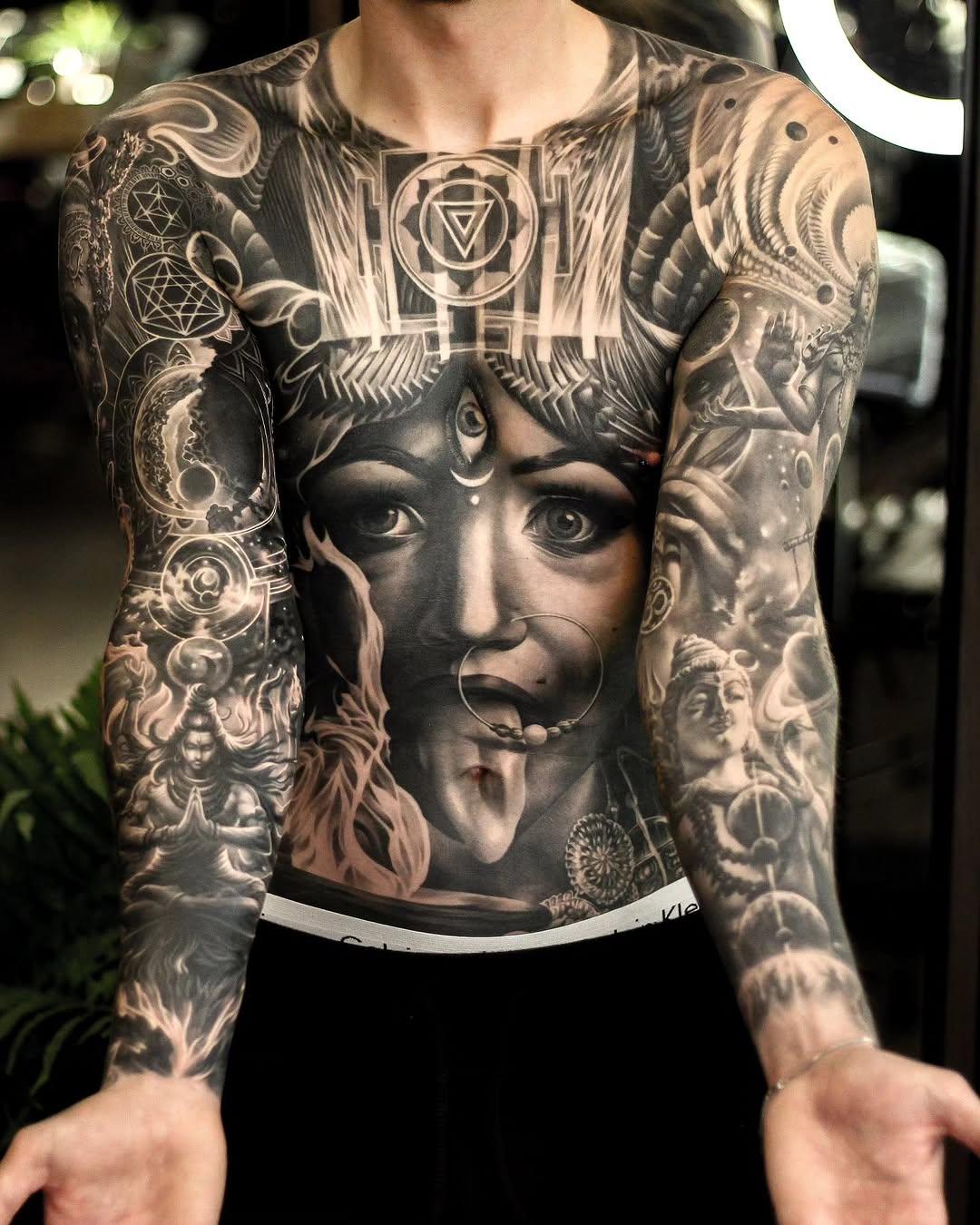 Tatouage Portrait mystique avec symboles géométriques — martinsjoooberg