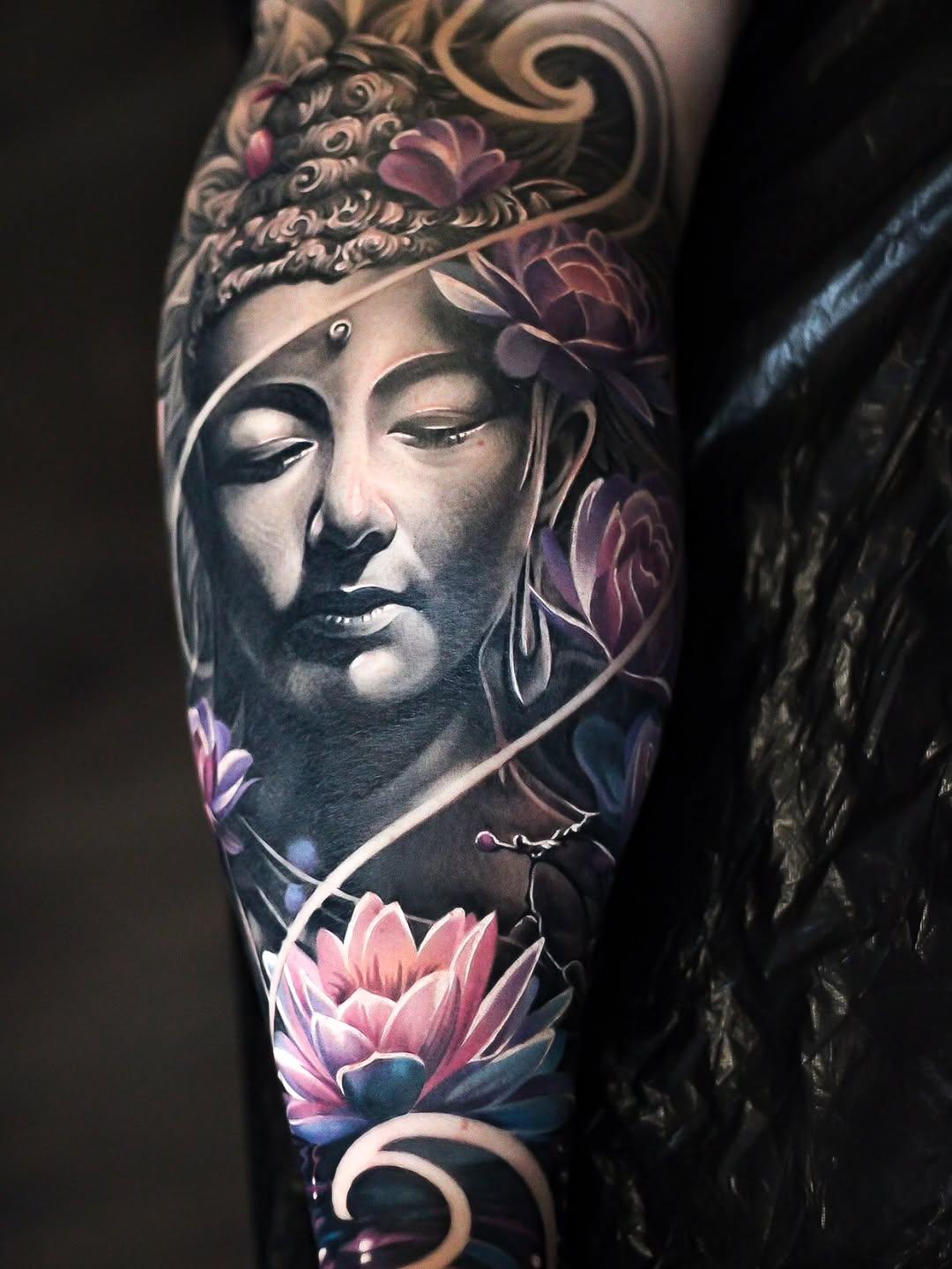 Tatouage Bouddha avec ornements — martinsjoooberg