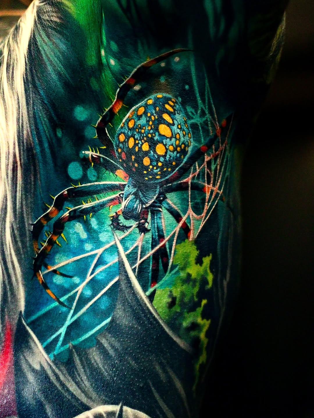 Tatouage Araignée géométrique colorée — martinsjoooberg