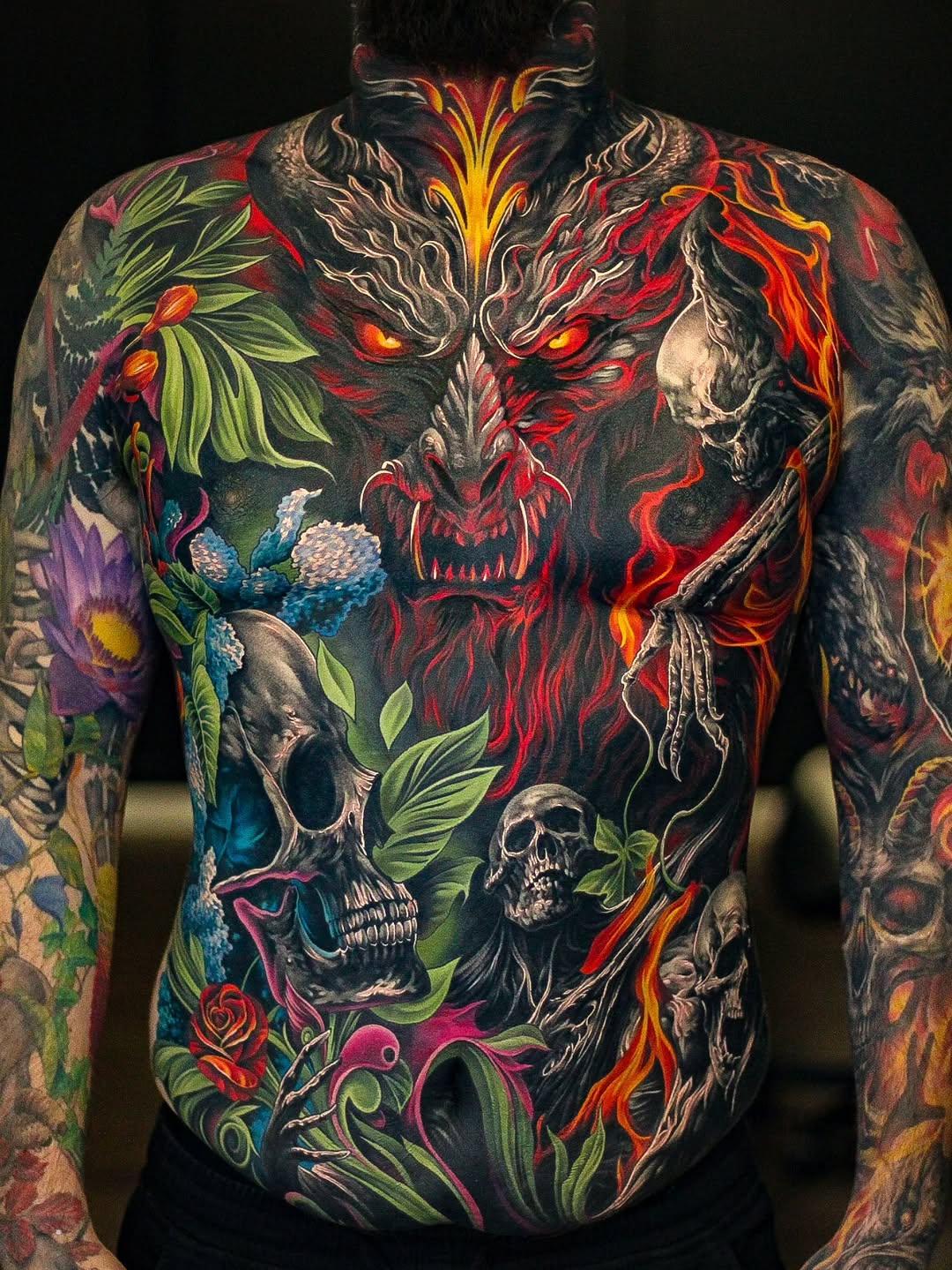 Tatouage Démon facial avec flammes — martinsjoooberg