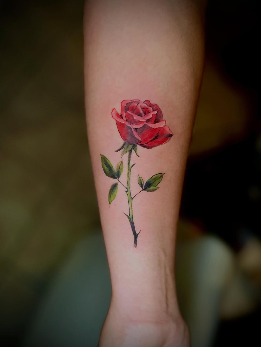 Tatouage Rose avec feuillage — seym_ink